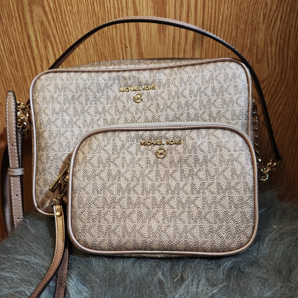 MICHEAL KORS CROSSBODY AND MATCHING WRISTLET.